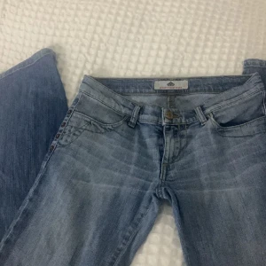 Lågmidjade jeans - Lågmidjade jeans från märket Fornarina. De är köpta hör på plick men har inte kommit till användning av mig! Midja är cirka 35/36cm tvärs över och innerbenslängd 80cm❤️