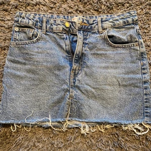 Jeanskjol - Jeanskjol som jag säljer eftersom den är för liten för mig. ❤️Midjemått: 83/84 cm. Det finns även resår så att du kan justera hur stor den ska vara💖