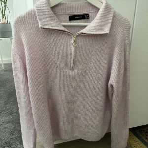 Stickad tröja  - Säljer denna stickade tröja från Vero Moda. Tröjan är i stl M och har en zip framtill. Priset är inklusive frakt. 