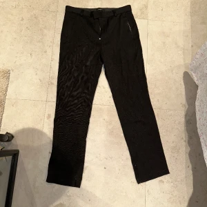 Represent byxor  - Storlek large. Knappt använda. 