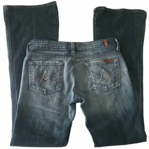 Så snygga unika lågmidjade jeans från märket ”7 For All Mankind” med ljusrosa diamanter på fickorna! Midjemått 77cm Innerbenslängd 84cm Grenhöjd 19cm