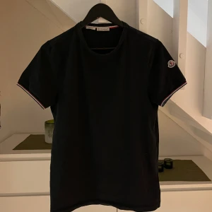 Moncler Maglia t-shirt - En riktigt fin moncler t-shirt som är väldigt varsamt använd, den har inga defekter och säljer den för den blivit för liten. Självklart äkta, priser går att diskutera vid snabb affär