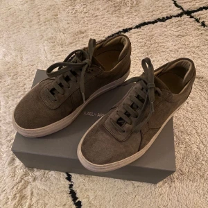 Axel Arigato sneaker - Säljer mina Axel arigato sneakers pga de är för små sedan inköp. Alltså inte mycket använda. Sko låda+ sko påse + kvitto finns. Org pris 1500kr pris kan diskuteras