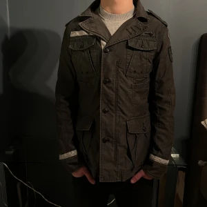 Diesel Field Jacket - Säljer denna Diesel Fieldjacka, passar perfekt med en schysst huvtröja under | Använt skick men mycket liv kvar | Storlek medium | Modellen på bilden är 182 cm och väger 70 kg | Hör av er vid funderingar 🤝🏼