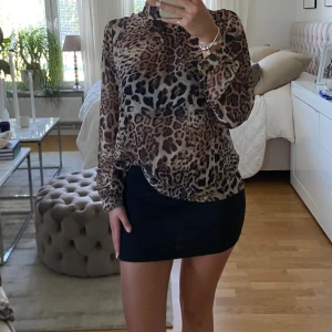 Blus  - Super fin blus som är perfekt till vardags och fest. Blusen är från soaked och är i storlek s