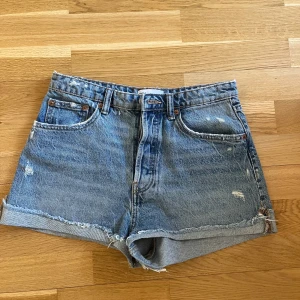 Zara shorts  - Säljer ett par zara short oanvönda som är försmå. 200+ frakt 