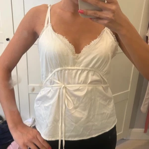 Satin linne med spets  - Jättefint linne i siden med spets från zara, i jättefint skick !! 