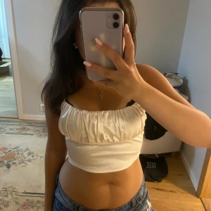 Kort topp - jättefin croppad topp i satin, kolla gärna in mina andra annonser❤️