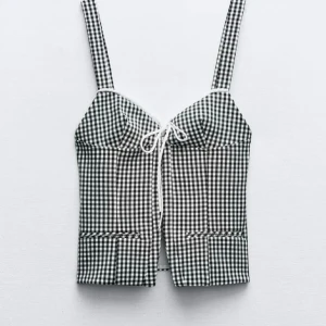 SÖKER - Söker denna rutiga korsett från zara i storlek xs. Skriv om ni har och vill sälja och för vilket pris🫶.