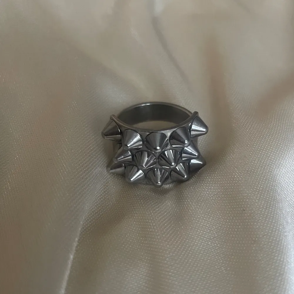 säljer denna sjukt populära edblad ringen! Kan även tänka mig att byta till en likadan i guld i samma storlek 💘. Accessoarer.