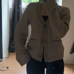 Stickad kofta - Säljer denna koftan som aldrig har kommit till användning. Köpt för 500kr. Storlek XS. Använd gärna ”köp nu” knappen. 
