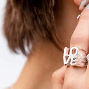 Jätte fin Love ring från syster p som köptes för 2000kr men söljs för 1495kr. Jätte bra skick och i storlek M/L