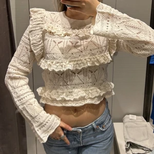 Zara tröja  - Jätte fin zara topp i storlek S, använt en gång. I bra skick! (Pris kan diskuteras)