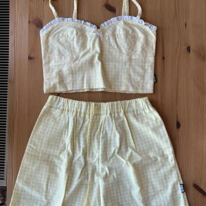 gingham set  - en supersöt gingham set från minga london! aldrig använt, endast provat på förra sommaren men den har tyvärr blivit för liten för mig. kan köpas separat! DMa bara mig