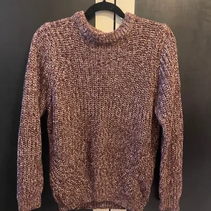 Lila stickad tröja  - Använd men inte sliten, storlek xs men passar mig som vanligtvis har s/m. 