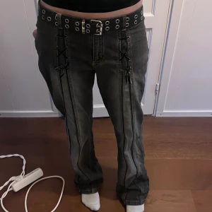 gråa jeans med detaljer - riktigt snygga jeans med liksom stygn eller korsett detaljer nedför benen  ❗️PRIS KAN DISKUTERAS ❗️ skriv för frågor/fler bilder 🫶🏻🫶🏻
