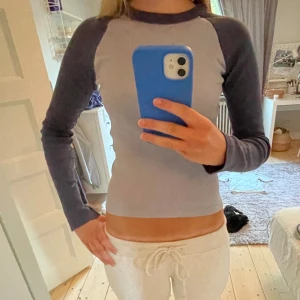 Tight långärmad tröja  - Snyggaste tröjan från brandy Melville!! Som nyskick, tunn och perfekt till sommarn💙 Onesize men passar xs-m 