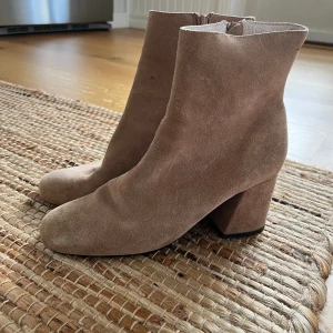 Boots från Anny Nord - Coola, klassiska mockaboots från Anny Nord. Tidlösa och snygga till både jeans eller klänningen. Använda ett fåtal gånger så i väldigt bra skick. 