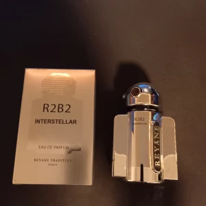 R2b2 Interstellar Parfym - Säljer en extremt ovanlig parfym av Reyane Tradition. R2B2 Interstellar heter den. Väldigt känd på tiktok för dess vällkända atomizer. Finns knappt i Europa. Helt oanvänd, full presentation. Kom med prisförslag, bytesförslag eller andra erbjudanden!