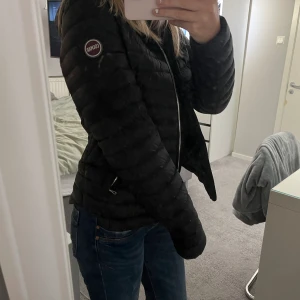 Colmar jacka - Colmar jacka som är använd några gånger och mycket bra skick!🥰 köpte den för 3500 men vill bli av med den därav priset!😇