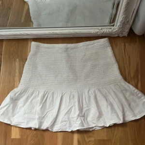 Volangkjol  - Säljer nu denna fina volangkjolen från H&M bra skick och knappt använd🩷🩷