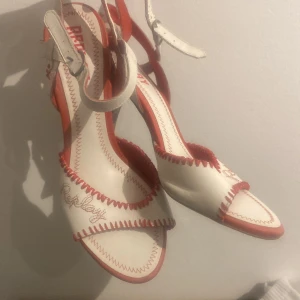 Replay klackar - Säljer dessa skit snygga replay klackar då de tyvvär är för små dom är använda och har lite slitage men är inget man ser när man har på sig dom nypris ca 1500kr (pris går att diskuteras)💗