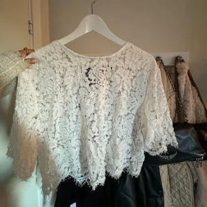 Spetstopp - Vit spets topp som endast kommit till användning 1 gång 🤍