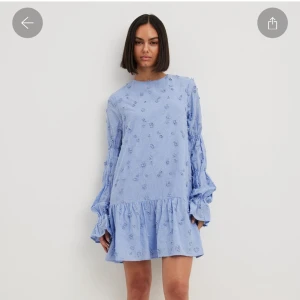 Slutsåld klänning nakd  - Intressekoll på min klänning från NA-KD, enbart använd 1 gång och den är helt slutsåld, passar typ alla storlekar då den ska vara lite oversize