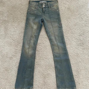 Bershka bootcut jeans - Jättefina lågmidjade jeans från bershka, tror inte de säljs längre, använda fåtal gnr, fint skick, ganska små i storleken 