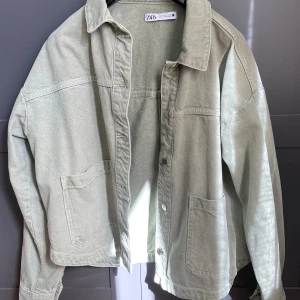 Jeansjacka - Zara - Jättefin grön jeansjacka från hm🩷Relativt ny och inga defekter😊Storlek L och är oversized på mig med s🩷Skriv för fler frågor eller bilder🫶🏻