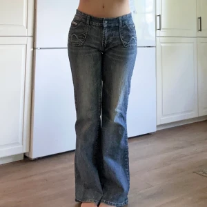 Jeans - Supersnygga låga bootcutjeans❣️Storlek xl men passar mig som har storlek 38/36 vanligtvis. Skriv vid frågor och använd helst ”köp nu” 📦