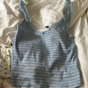 Blommigt linne  - Fint blommigt linne. Används fåtal gånger. 