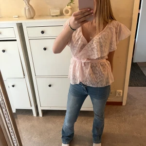 Blus - En rosa SHEIN blus som är jätte gullig till sommaren jag säljer den för den aldrig kommer till användning längre (BUDA OM PRISET!)