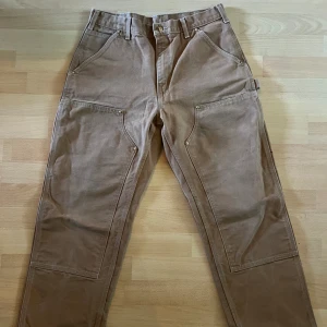 Carhartt workwear pant - Carhartt workwear byxa. Ser ingen storlek men skulle uppskatta dom som w28/29 L31/32. Inte min stil längre men dom är superfeta och riktigt sköna. Pris kan diskuteras.