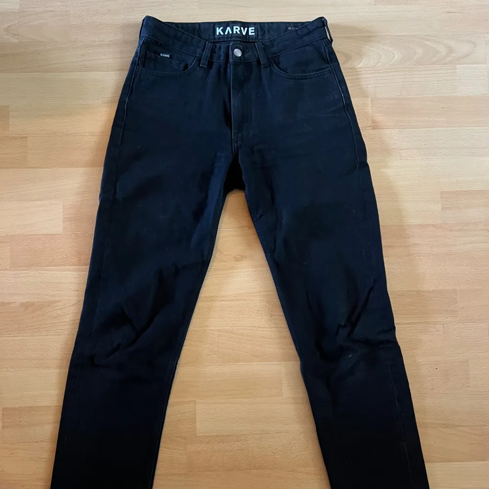 Svarta jeans från KARVE i strlk W28. Fint skick, riktigt sköna.. Jeans & Byxor.