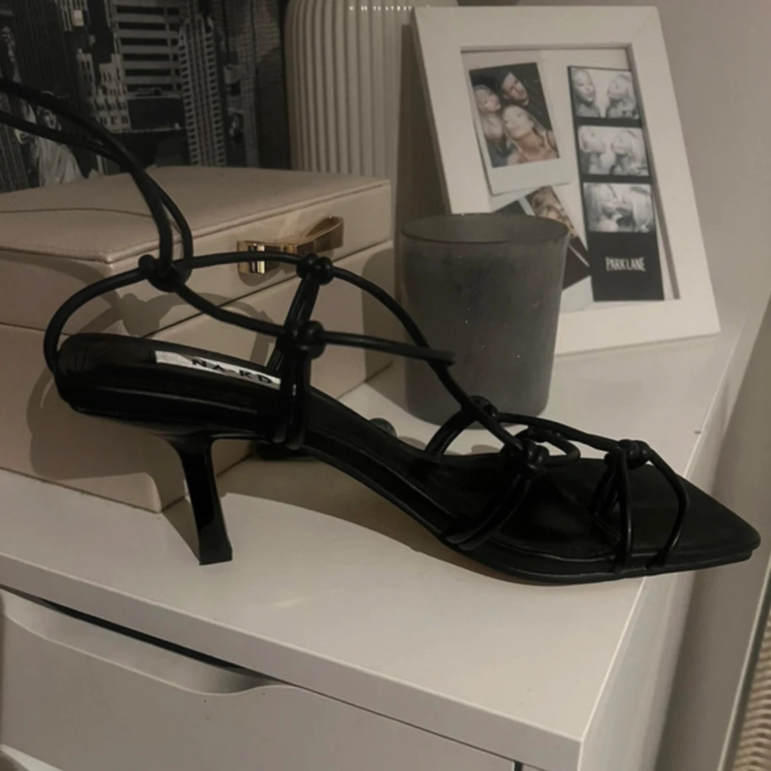 Stilettos med knutna ankelband - 91