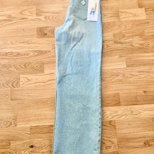 Snygga billiga sommar jeans🔥🔥 - Snygga perfekta Jean, jag säljer dessa pågrund av att jag redan har ett edentiskt par och onödigt att ha ett exakt likadant💗