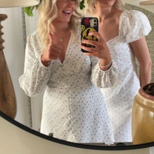 Sommarklänning - Söt sommarklänning som använder på midsommar förra året men har inga defekter. Det är storlek 40 men passar mig som är s/m!! Skriv vid frågor eller fler bilder🤍🤍