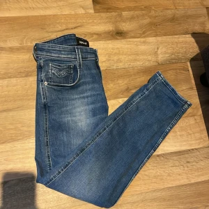 Replay Jeans - Ett par Blåa Replay anbass jeans som passar med allt och är extremt komfortabla, skick (9/10) som nya | hör av er för mer frågor eller funderingar! Pris är fast.