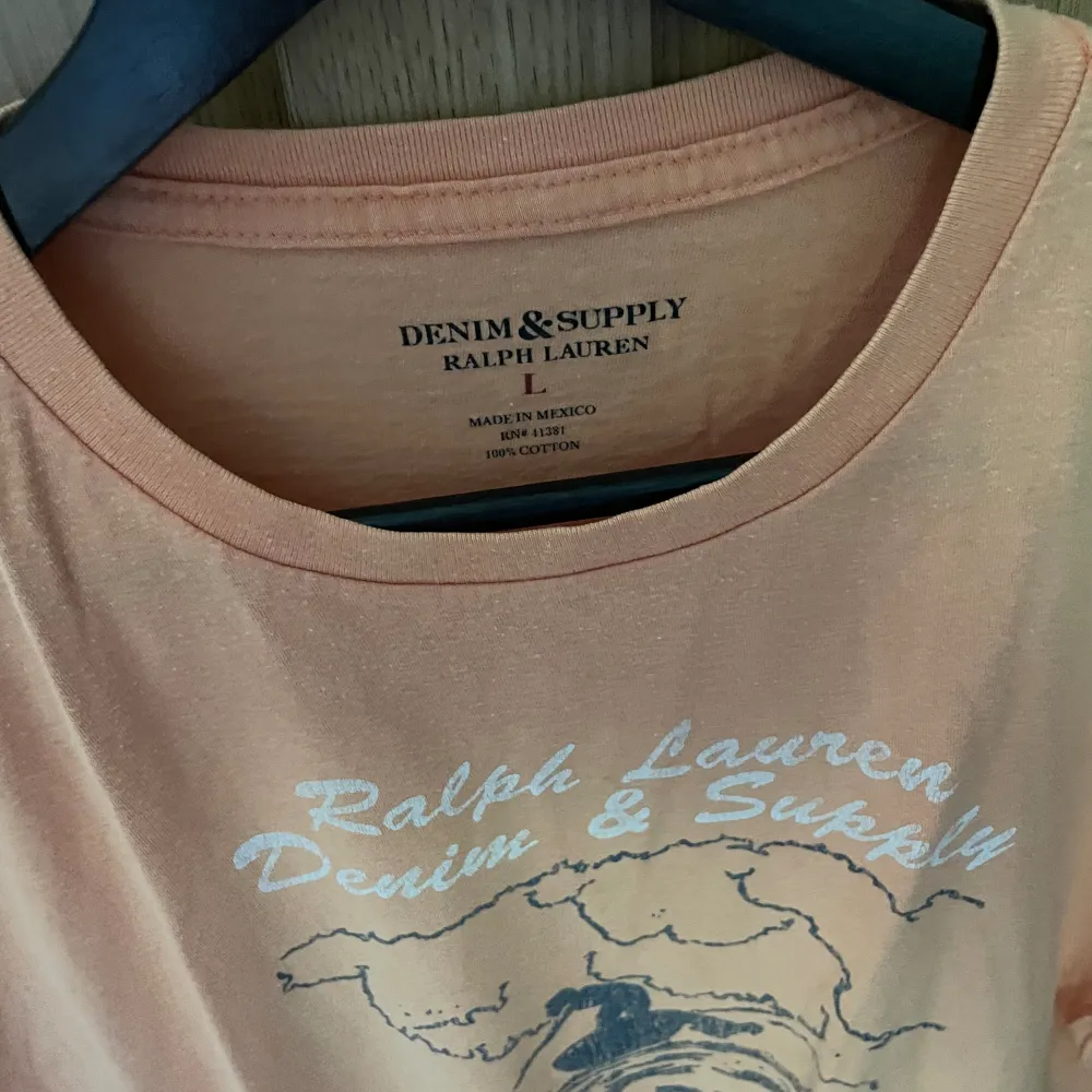Riktigt snygg Ralph Lauren t-shirt med tryck som passar perfekt nu till sommaren. Skicket är väldigt bra och storleken är L. . T-shirts.