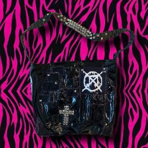 Handgjord anti-music väska med två fickor!! ! Mer finns på @morbidmutation på IG och min Plick profil‼️