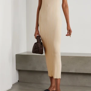 Toteme klänning - Säljer denna fina klänningen från Toteme.  Knappt använd, skickar gärna fler bilder! 🌻