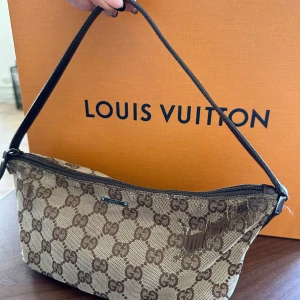 Gucci väska - Gucci ”liten” väska eller vad man kallar det! Jag har ärft den så har tyvärr inget kvitt osv men den är äkta till 100%