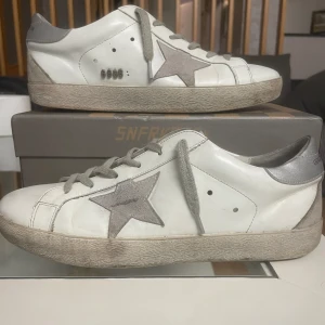 GOLDEN GOOSE sneakers - Säljer dessa as najs skor för ett bra pris eftersom jag inte har någon användning av de, de har inga riktiga defekter förutom att sulan är lite sliten på vänstra, kom gärna med frågor och funderingar😁