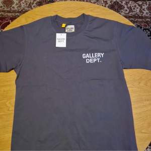 Säljer min Gallery dept T shirt pga att den är för stor. Den är köpt på plick och ganska stor i storlek.  OBS bilderna är från förra ägaren så jag har inte lappen kvar