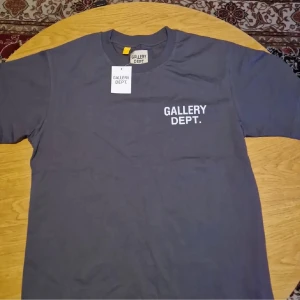 Gallery Dept. T shirt - Säljer min Gallery dept T shirt pga att den är för stor. Den är köpt på plick och ganska stor i storlek.  OBS bilderna är från förra ägaren så jag har inte lappen kvar