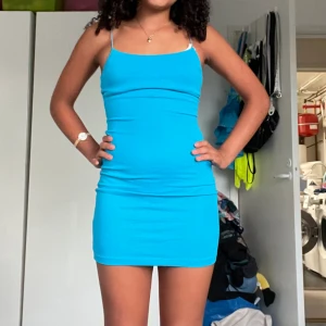 Tajt blå klänning  - Säljer denna jätte snygga tajta klänning perfekt till sommarn :) 