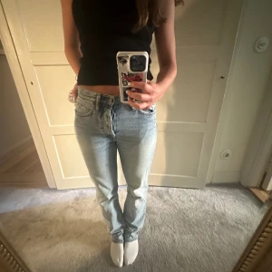 Jeans - Superbekvämma snygga jeans från acne studios, med snygga slitna detaljer