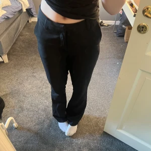 Kostymbyxor  - Kostymbyxor från BikBok i strl 38! Ganska använda men i bra skick 🥰