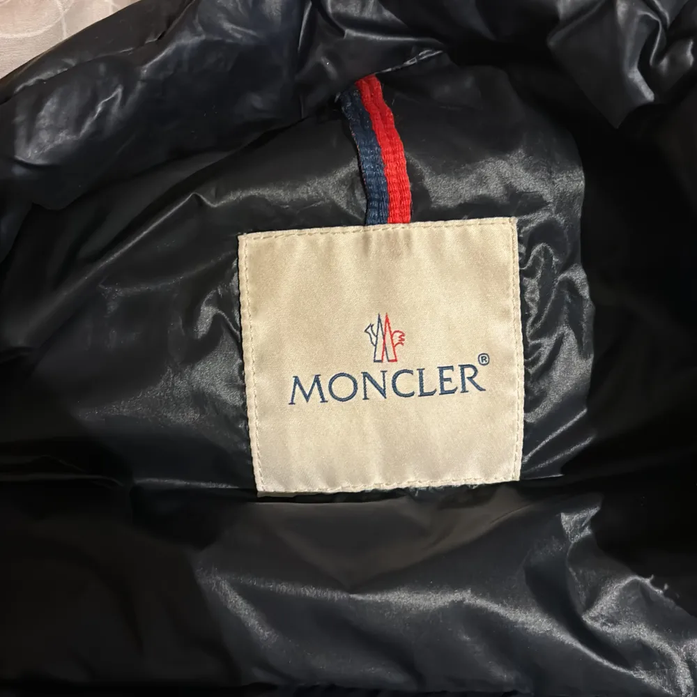 Jag säljer nu min moncler dunjacka i storlek s, priset är ej hugget i Sten,  Det är en gammal modell och nypris på jackan är 8500. Se bild 3 för defekter på jackan. Kom privat för mer information . Jackor.